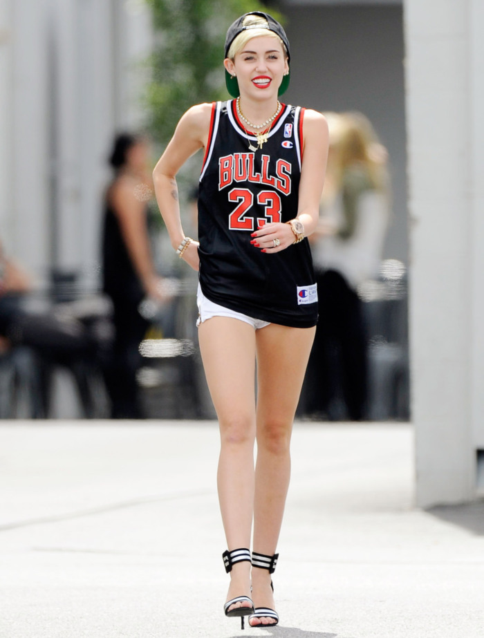 Miley Cyrus Sexy Outfit :: Celebrities :: MyNiceProfile.com